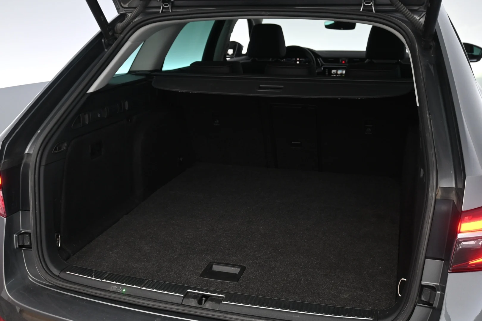 Car Image - VleohPMfyjKwJ2wKS0iys