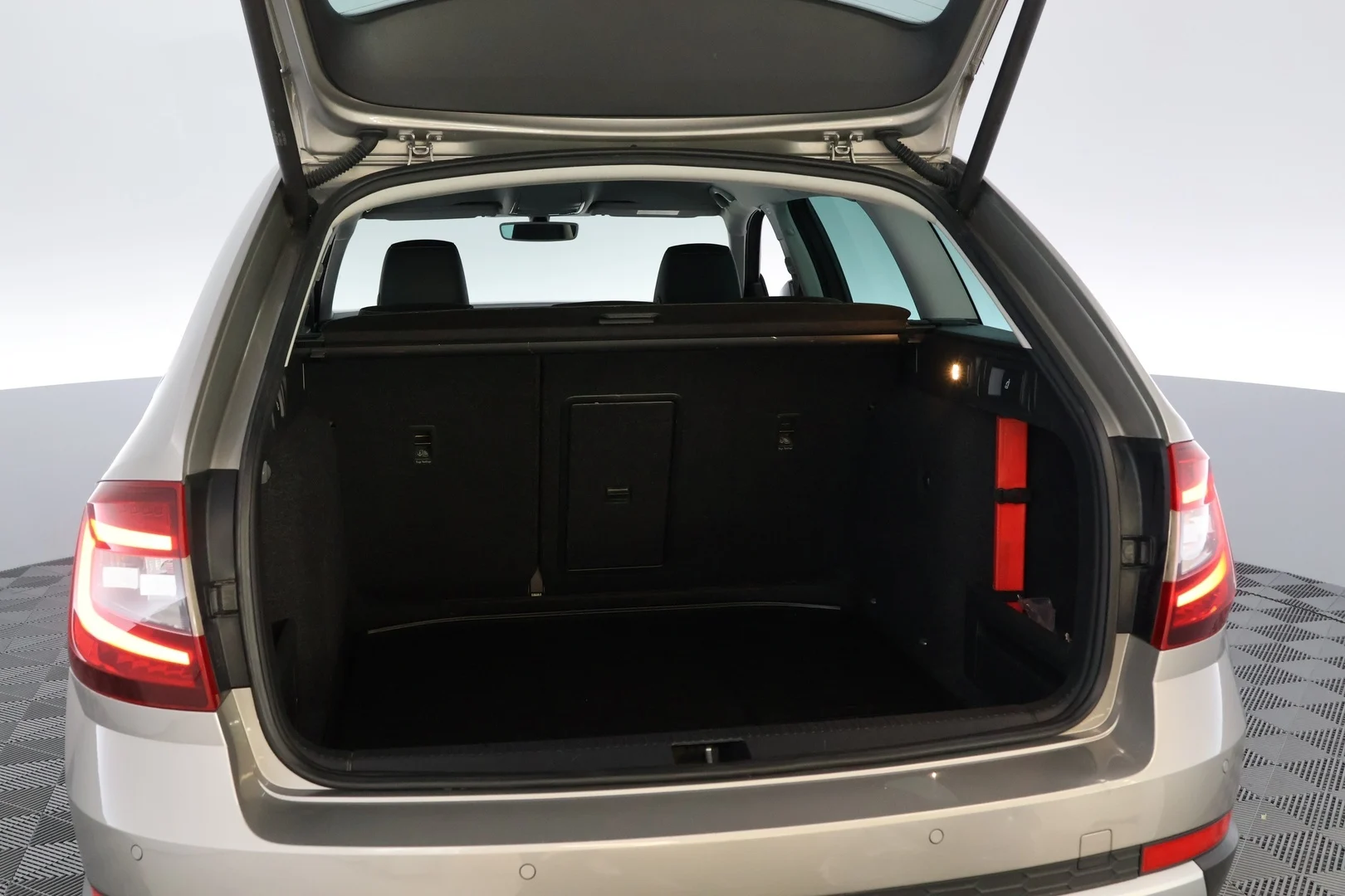 Car Image - J7rcaXnQawWLJkYEC69pM