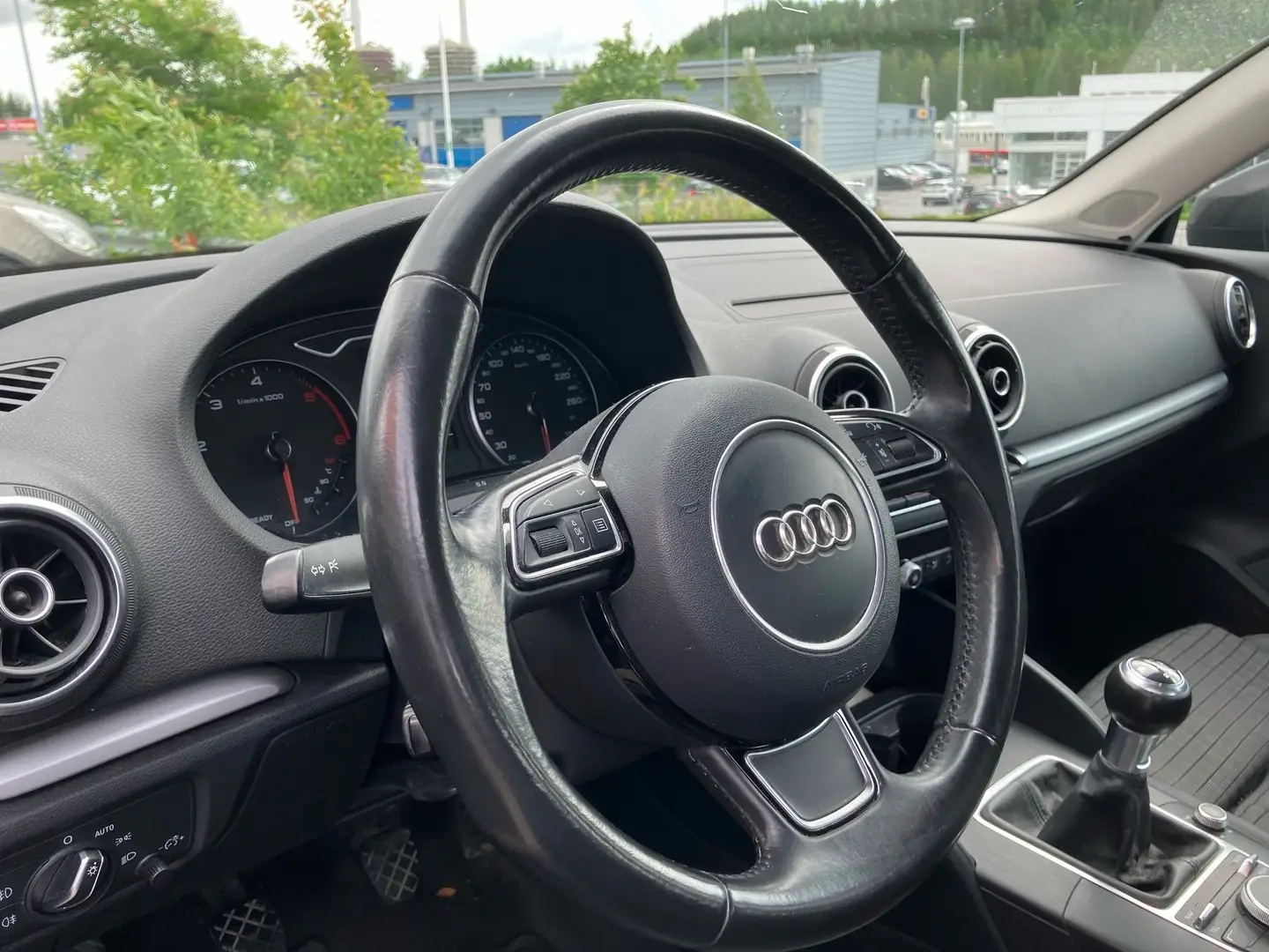 Car Image - REQR45s2q8q7ytJChAu4W