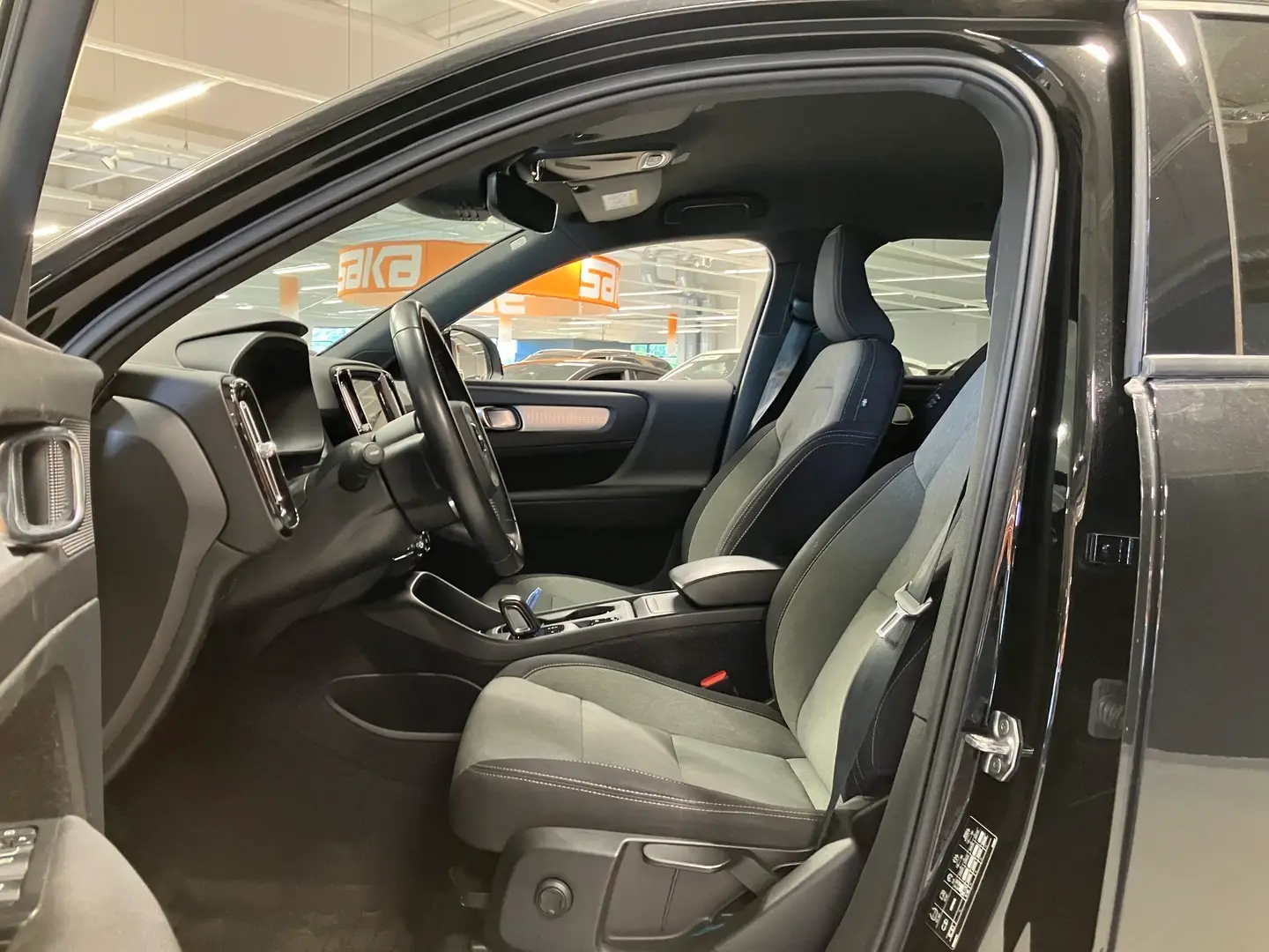 Car Image - bKW2yekrLAqCWqtBVZbd8