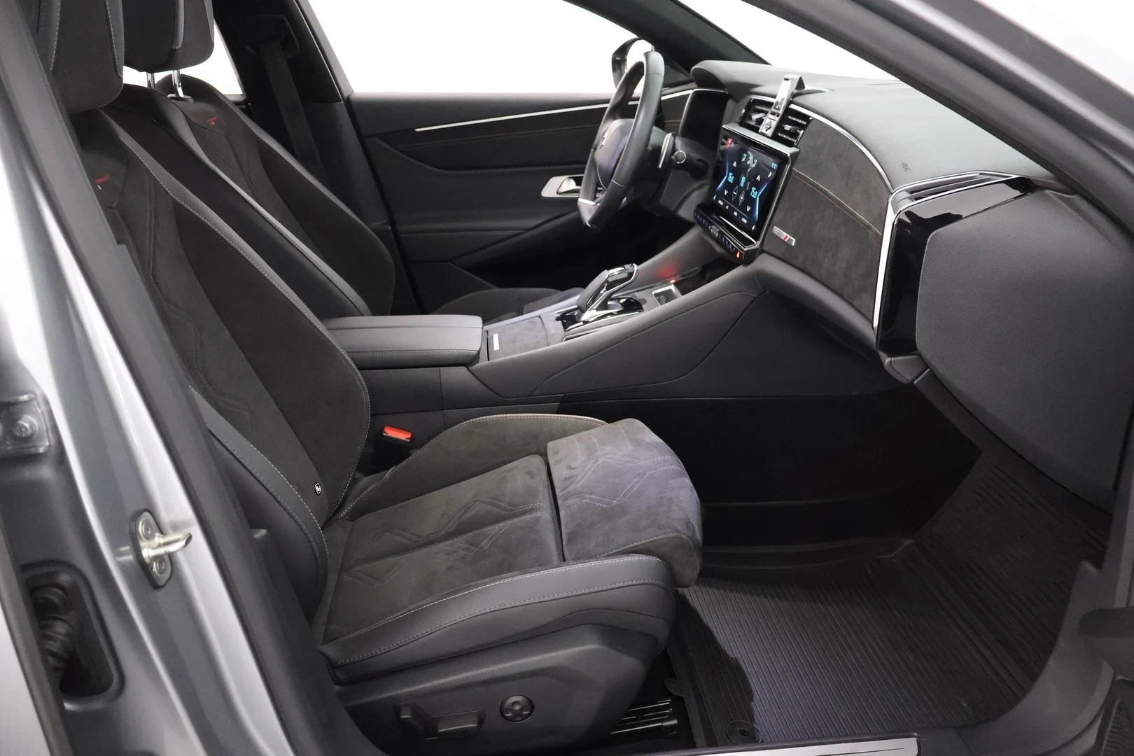 Car Image - zeiBkvwP8GbVz9XV9gsU1