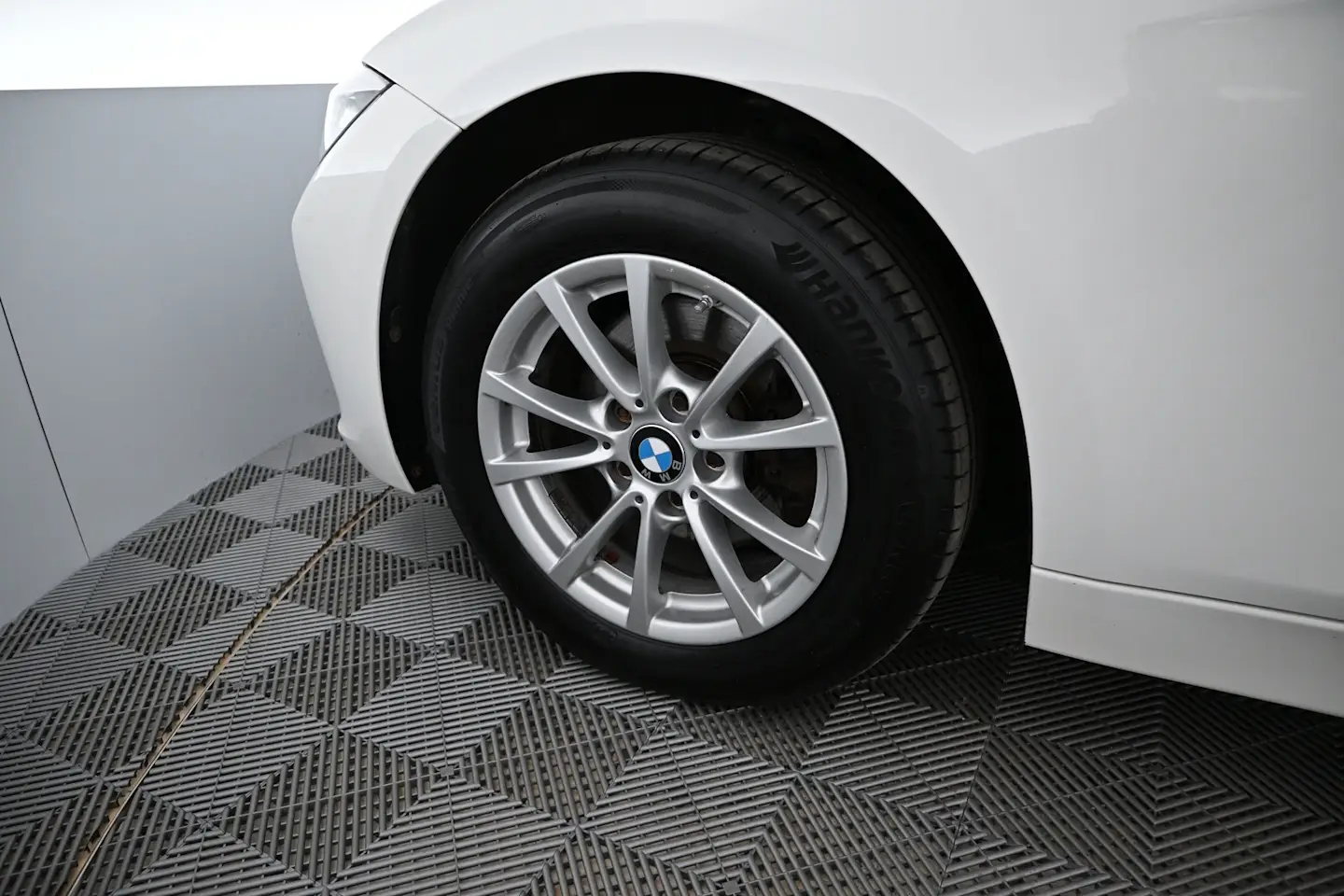 Car Image - dL6kL8kPbdXfSG6r5TzPE