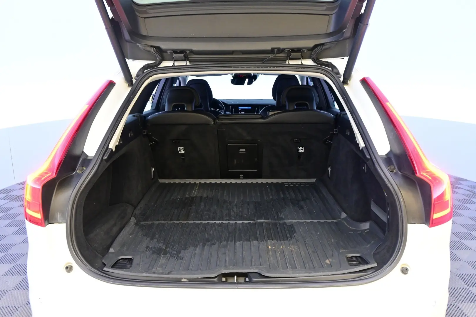 Car Image - 2yIBdJo8EcjguzW7sUepcl