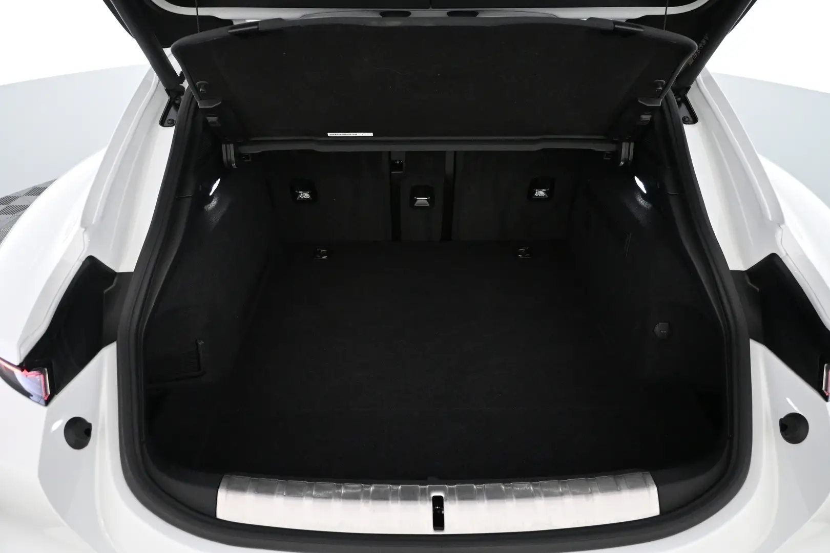 Car Image - cDws2oCvDq4BCpyxv9L8T