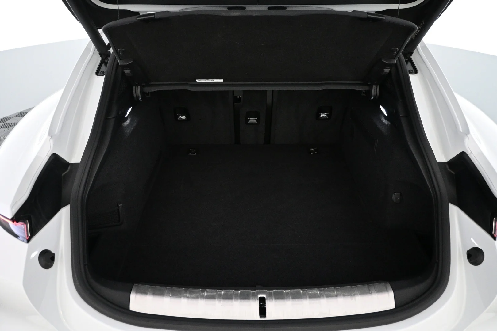 Car Image - cDws2oCvDq4BCpyxv9L8T