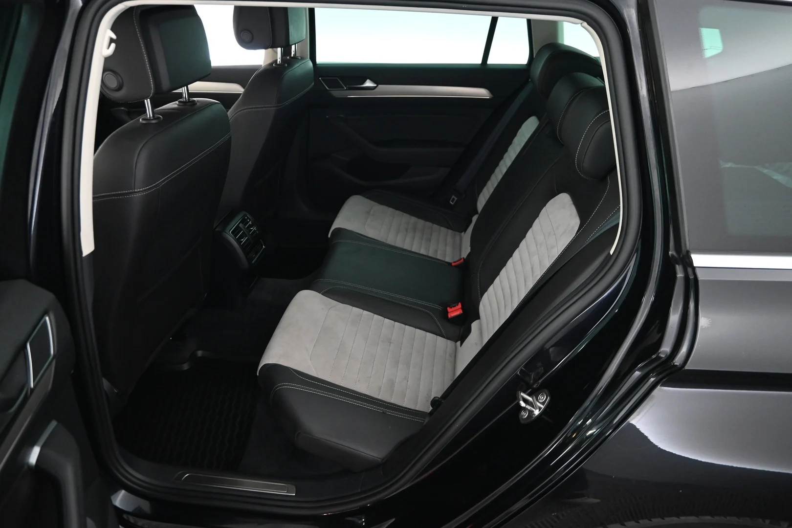 Car Image - 6MhTJwoUMS6uhFL42HT9AQ