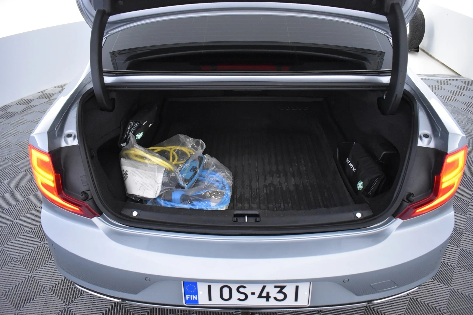 Car Image - LYCpB4ppCbdd3IlqIJheU