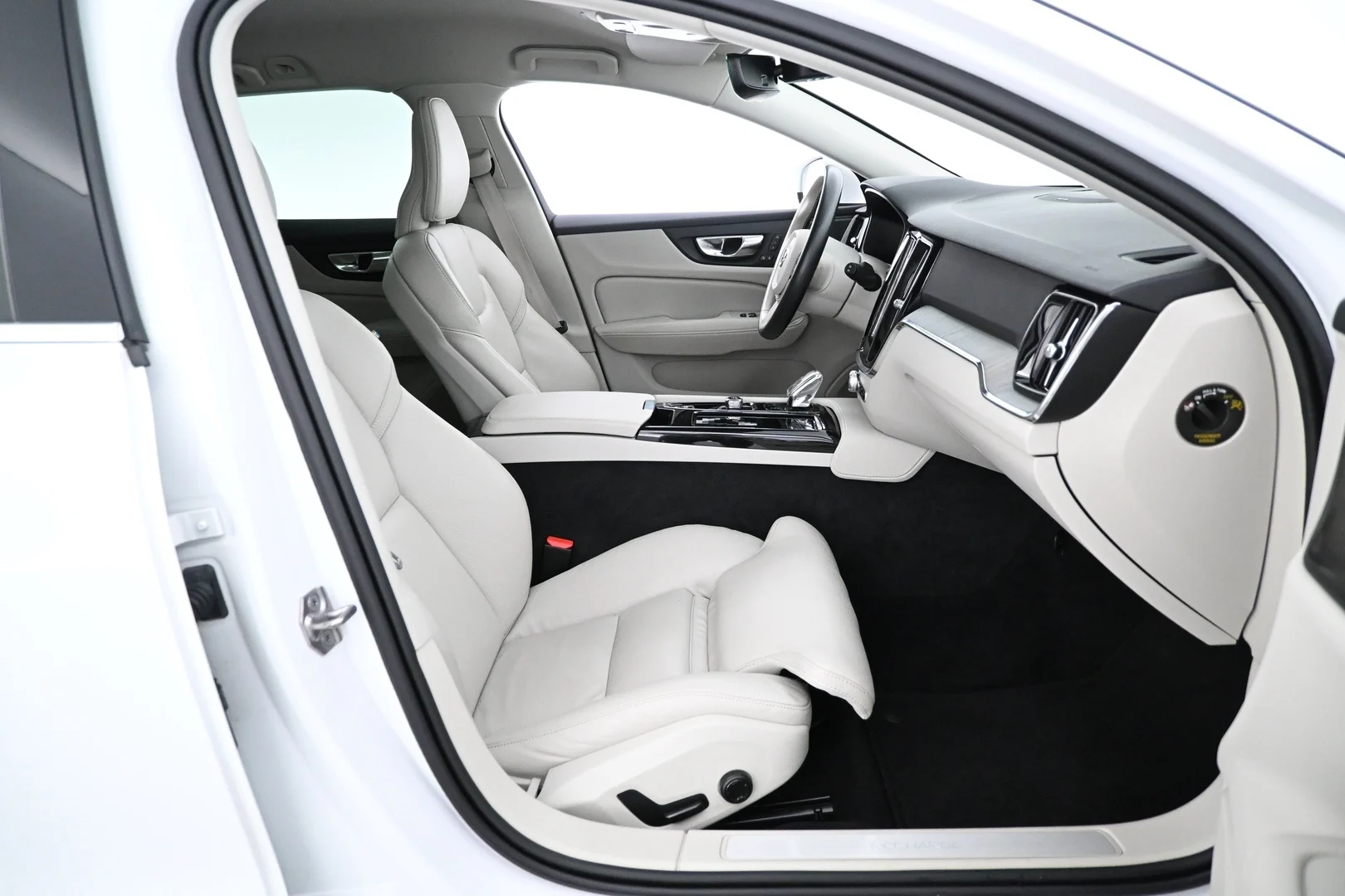 Car Image - BOeo3idWg761DcYUrPY8O