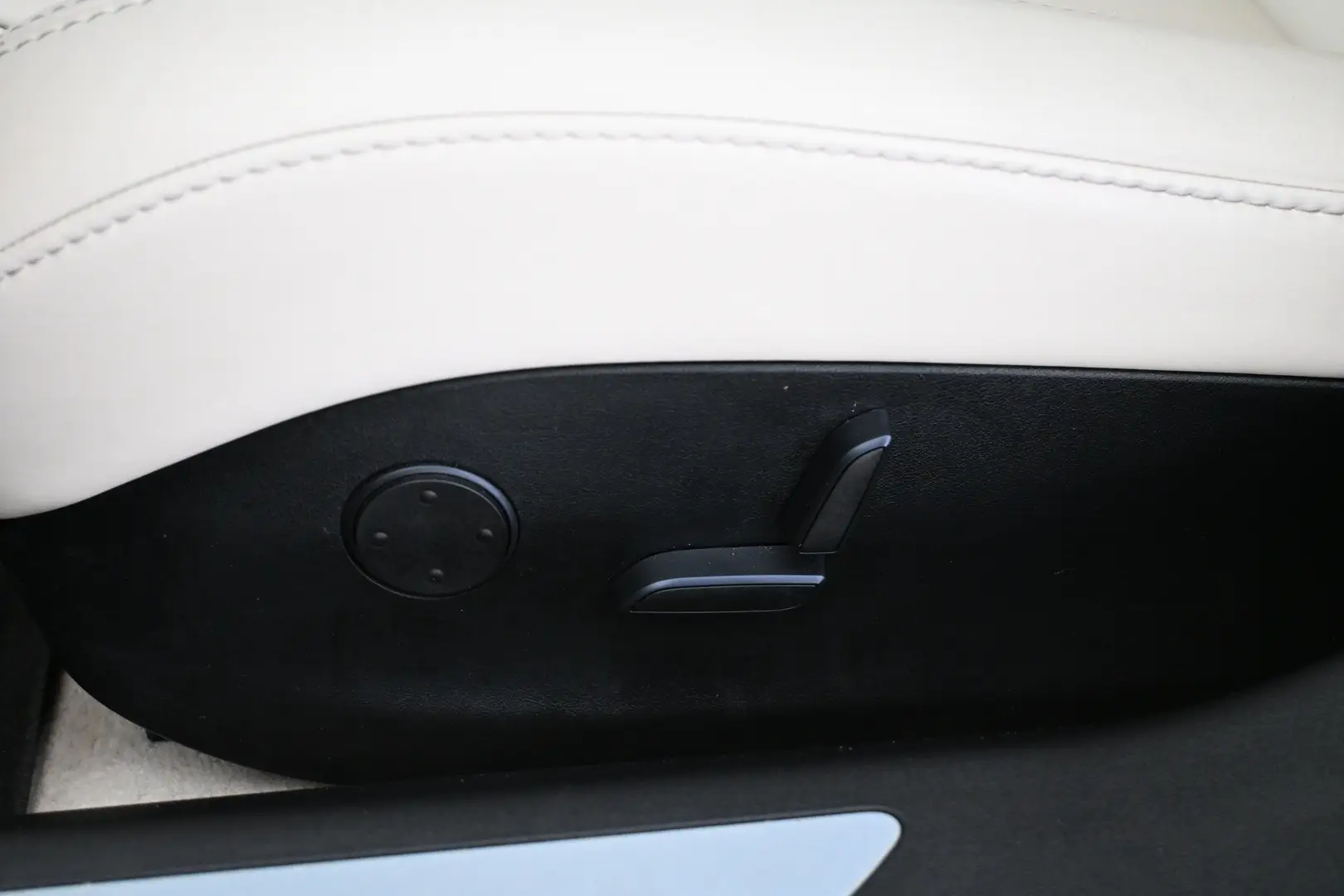 Car Image - 7v5E37ez4iaST2zpj2sleO