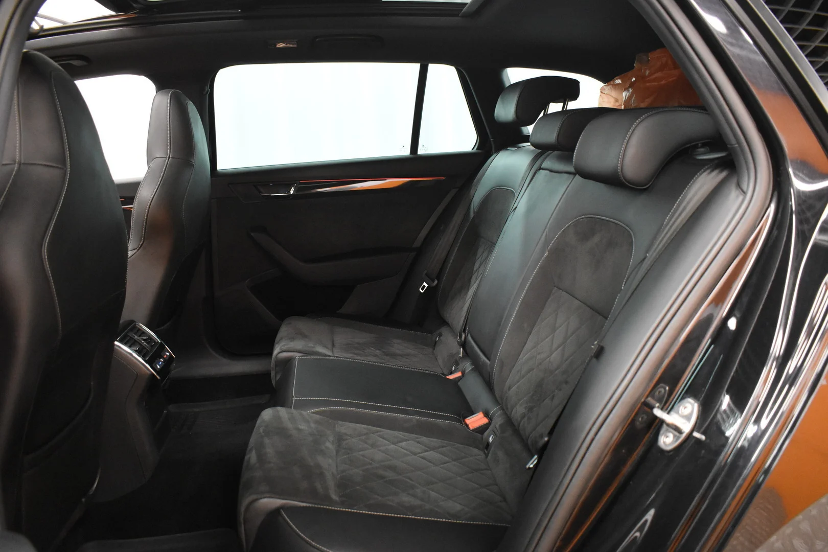 Car Image - 2nls6fmFmGVwlucJrU97LZ