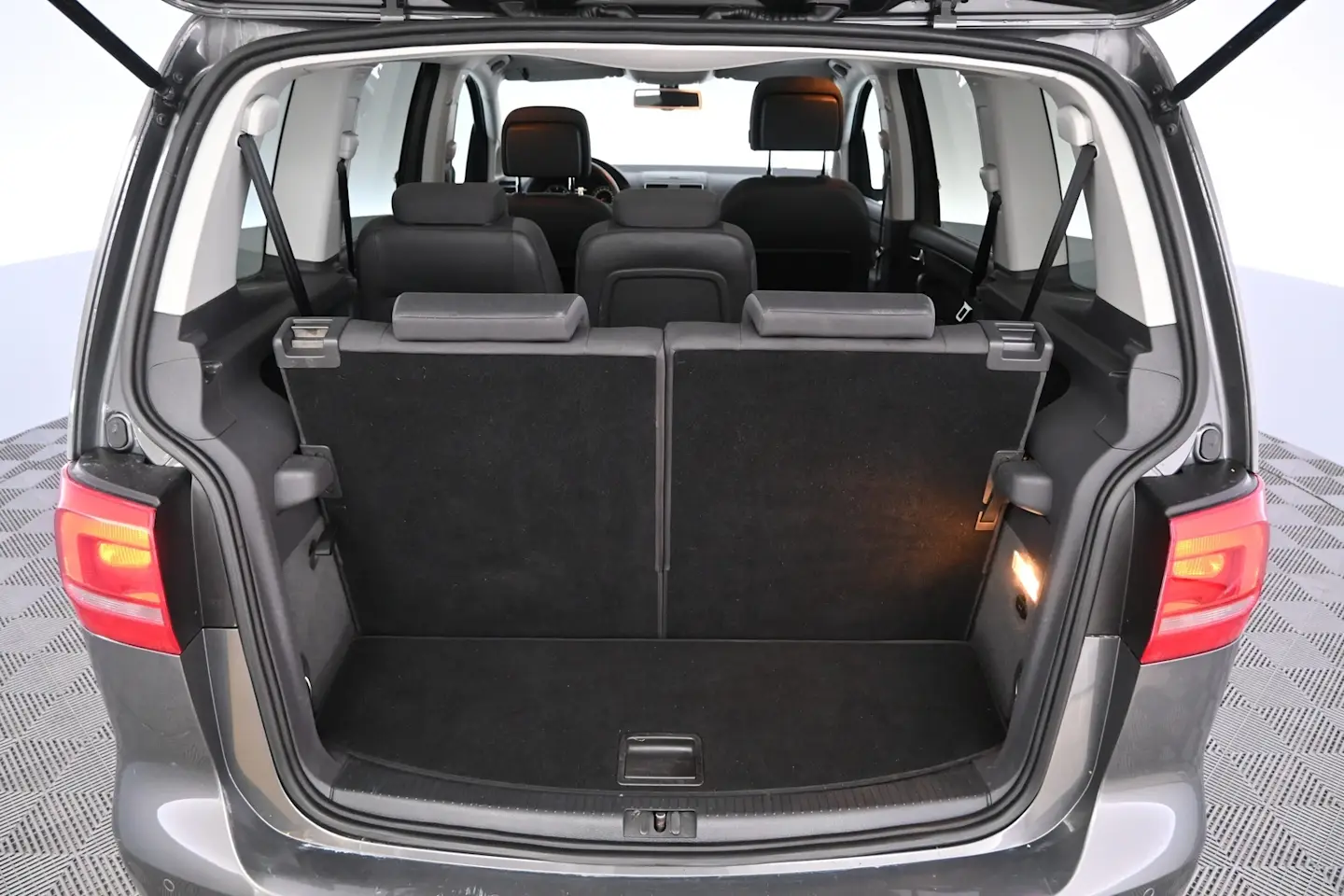 Car Image - 4ETsHPiijhSLaLRvVa1rVo