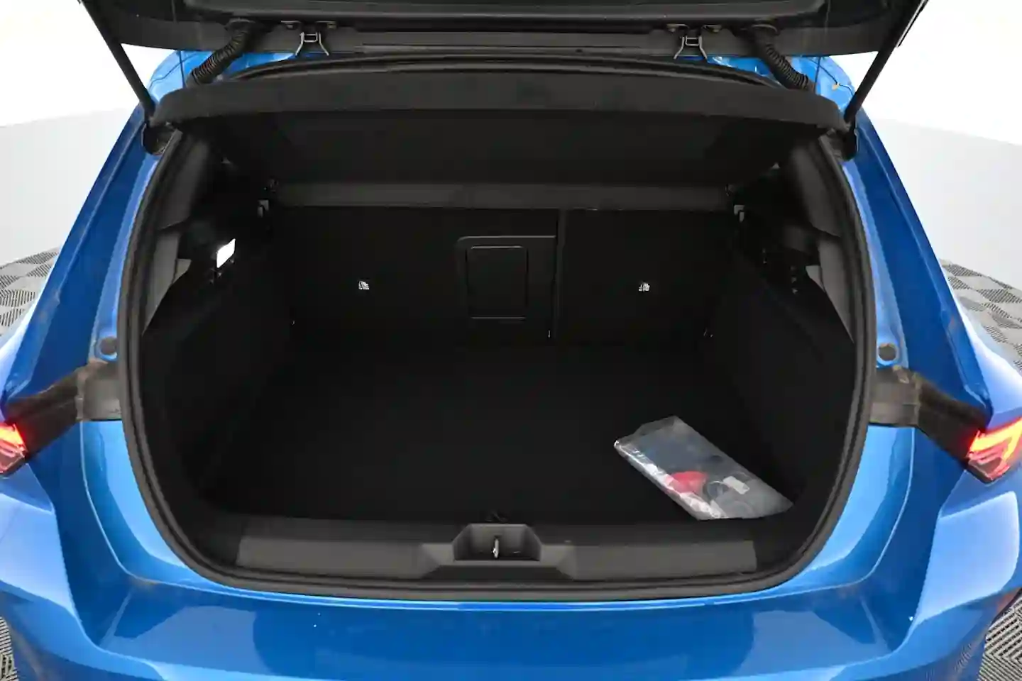 Car Image - 1oToeZyLjUUd4loOWztlb8