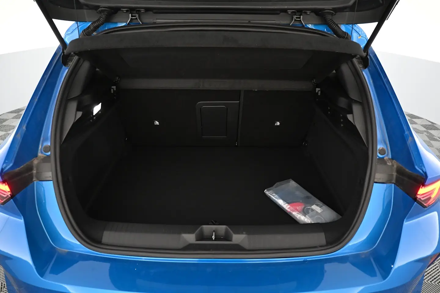 Car Image - 1oToeZyLjUUd4loOWztlb8