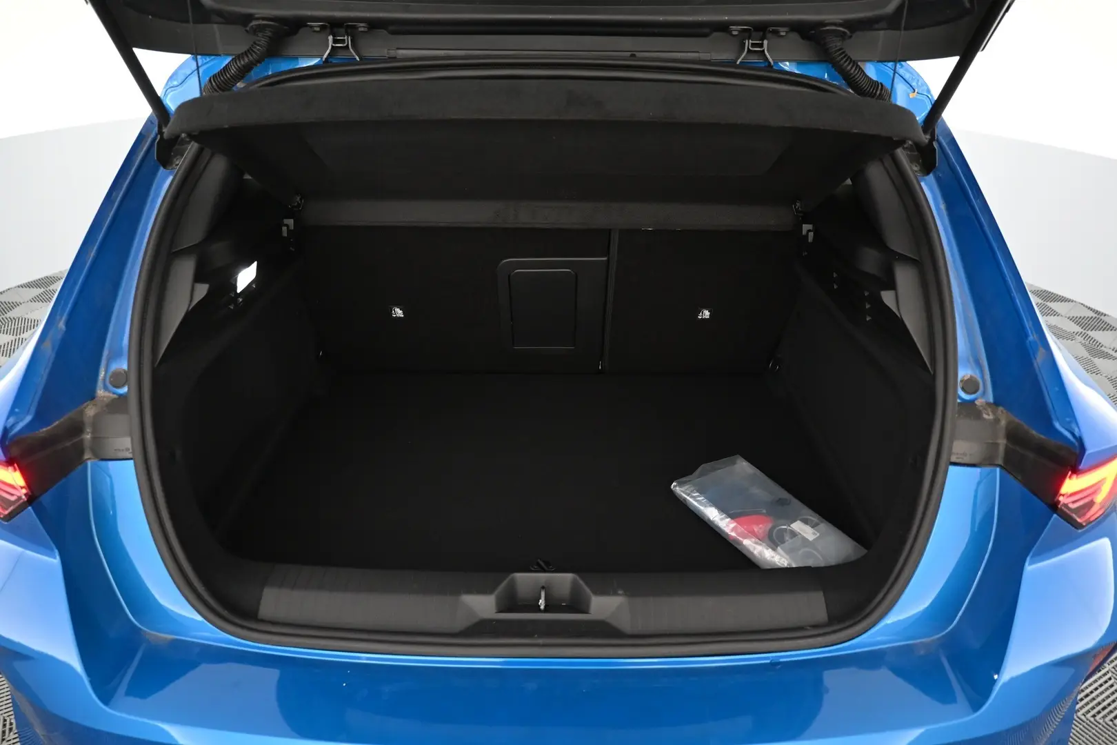 Car Image - 1oToeZyLjUUd4loOWztlb8