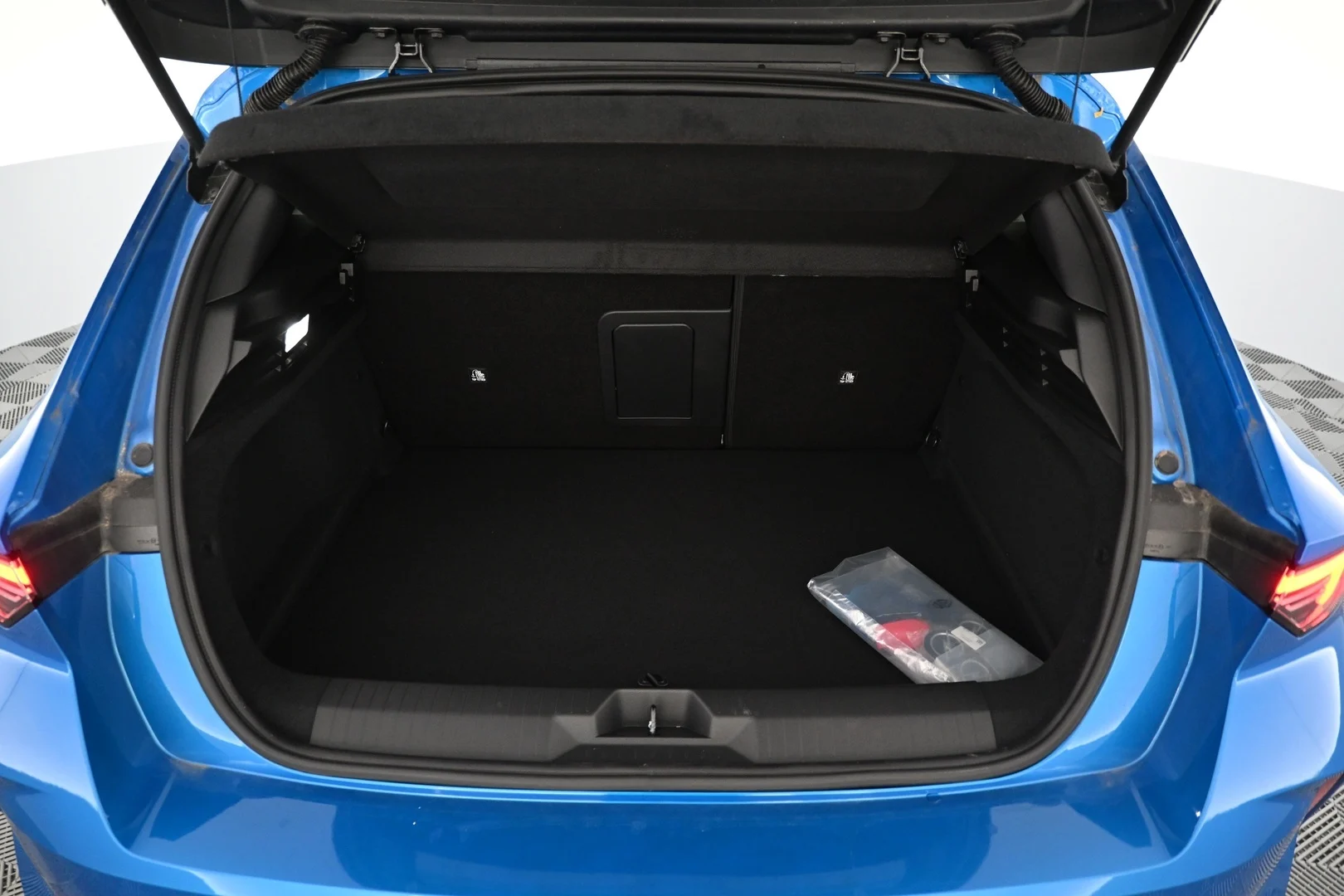 Car Image - 1oToeZyLjUUd4loOWztlb8