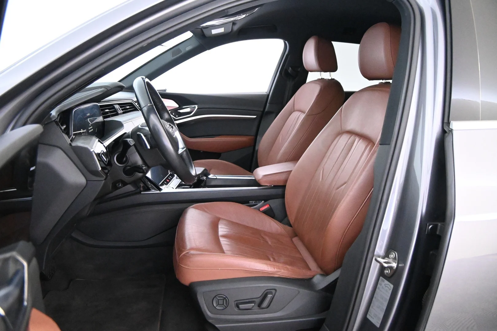 Car Image - 79pnkgPbSCuFjb7g3yoYBN