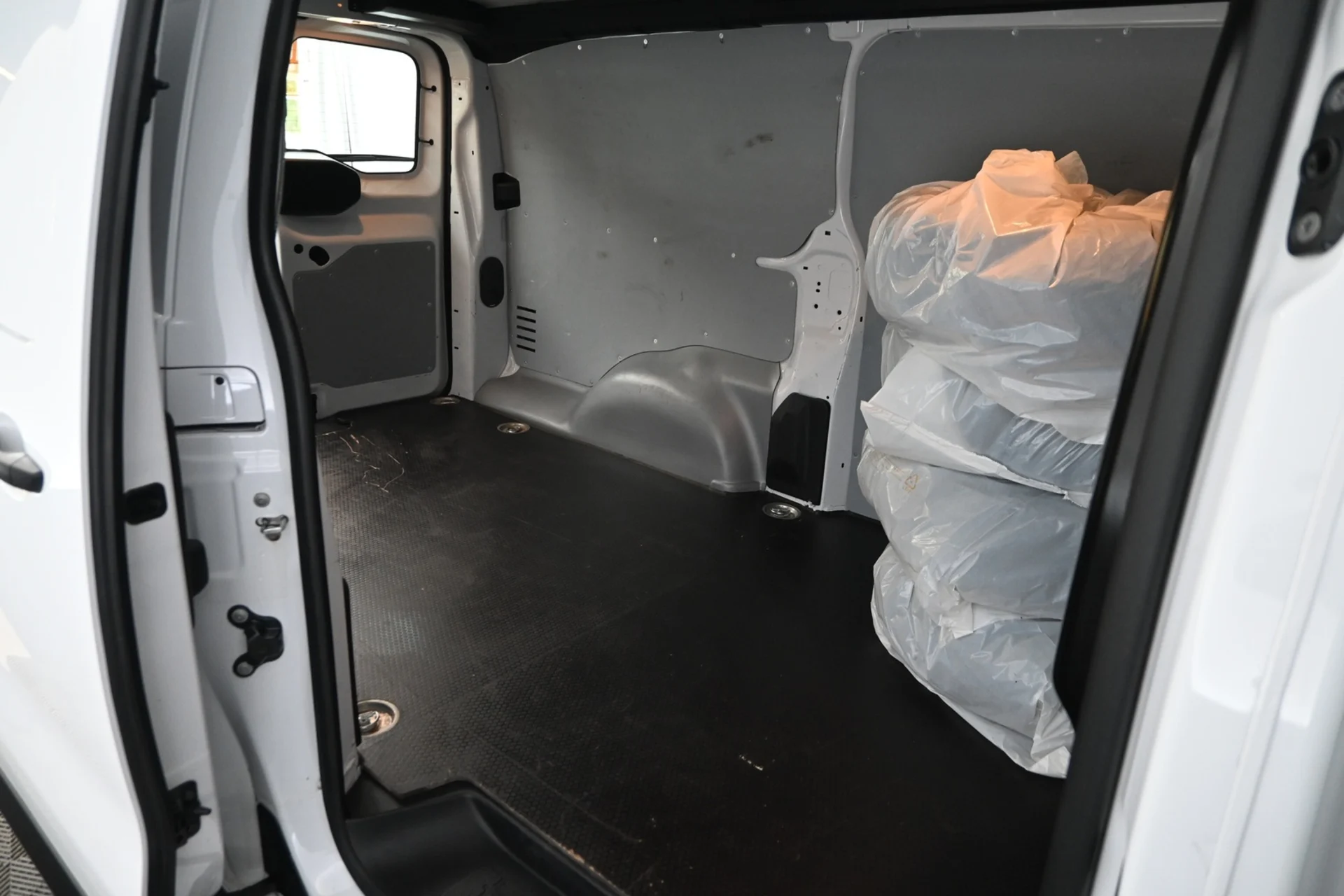 Car Image - 2KHxR7fGLq8BSMYwj60tRg