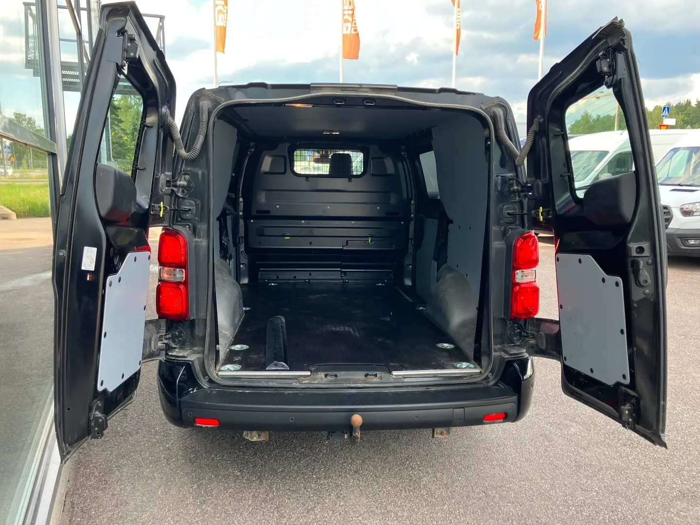 Car Image - 5q4VgY5CGR7wZQK4Uixphb