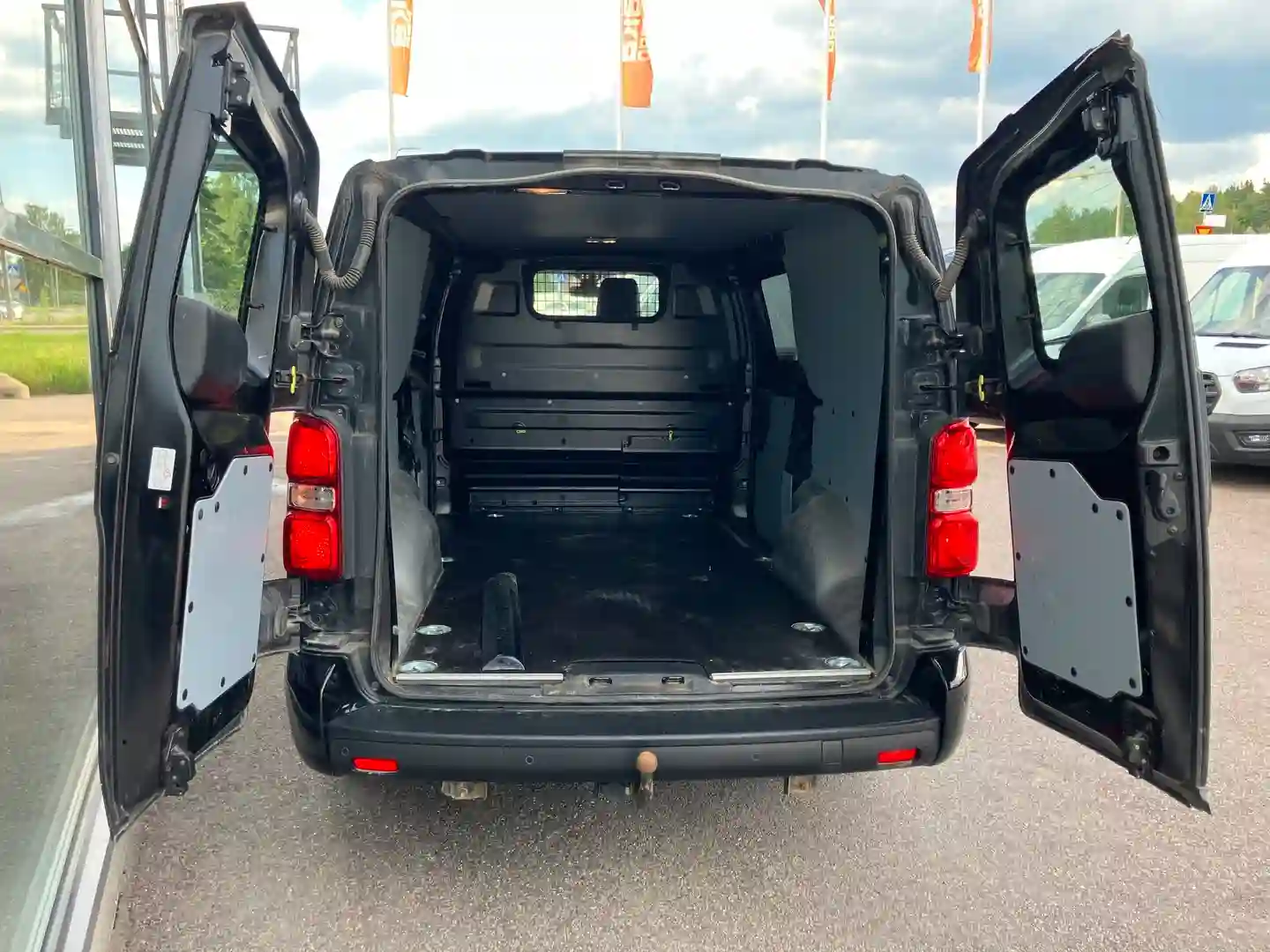 Car Image - 5q4VgY5CGR7wZQK4Uixphb