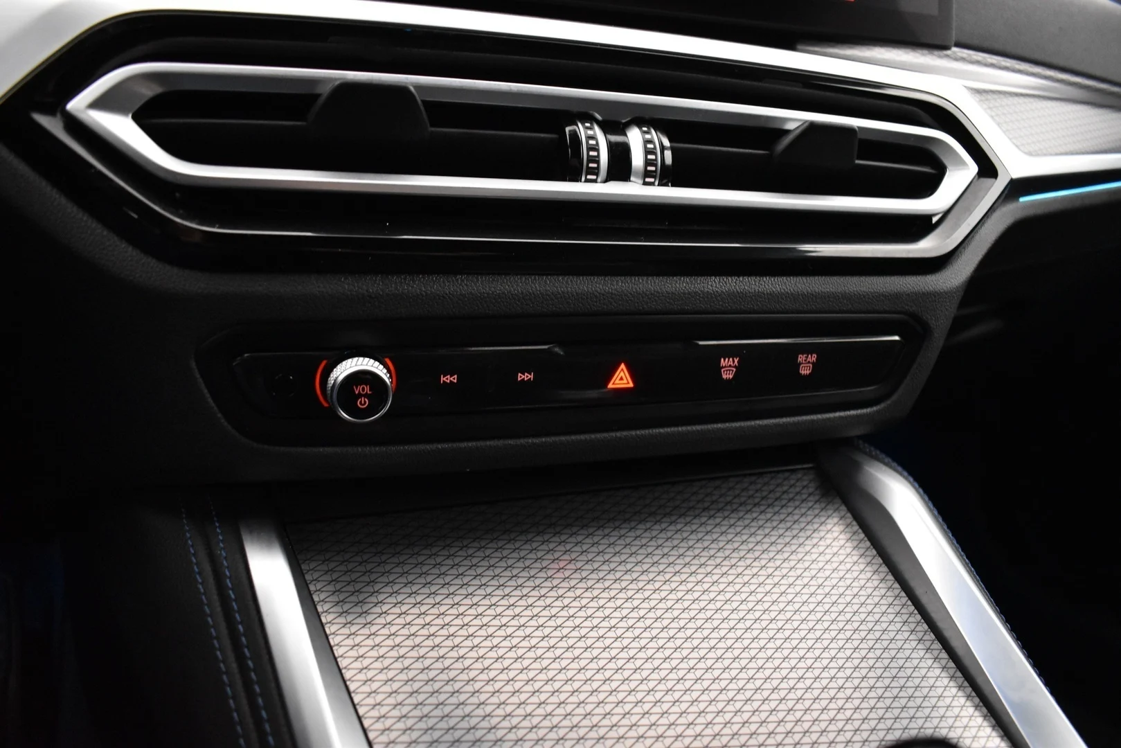 Car Image - Yb0MM4w2iCKx0HppUfW64