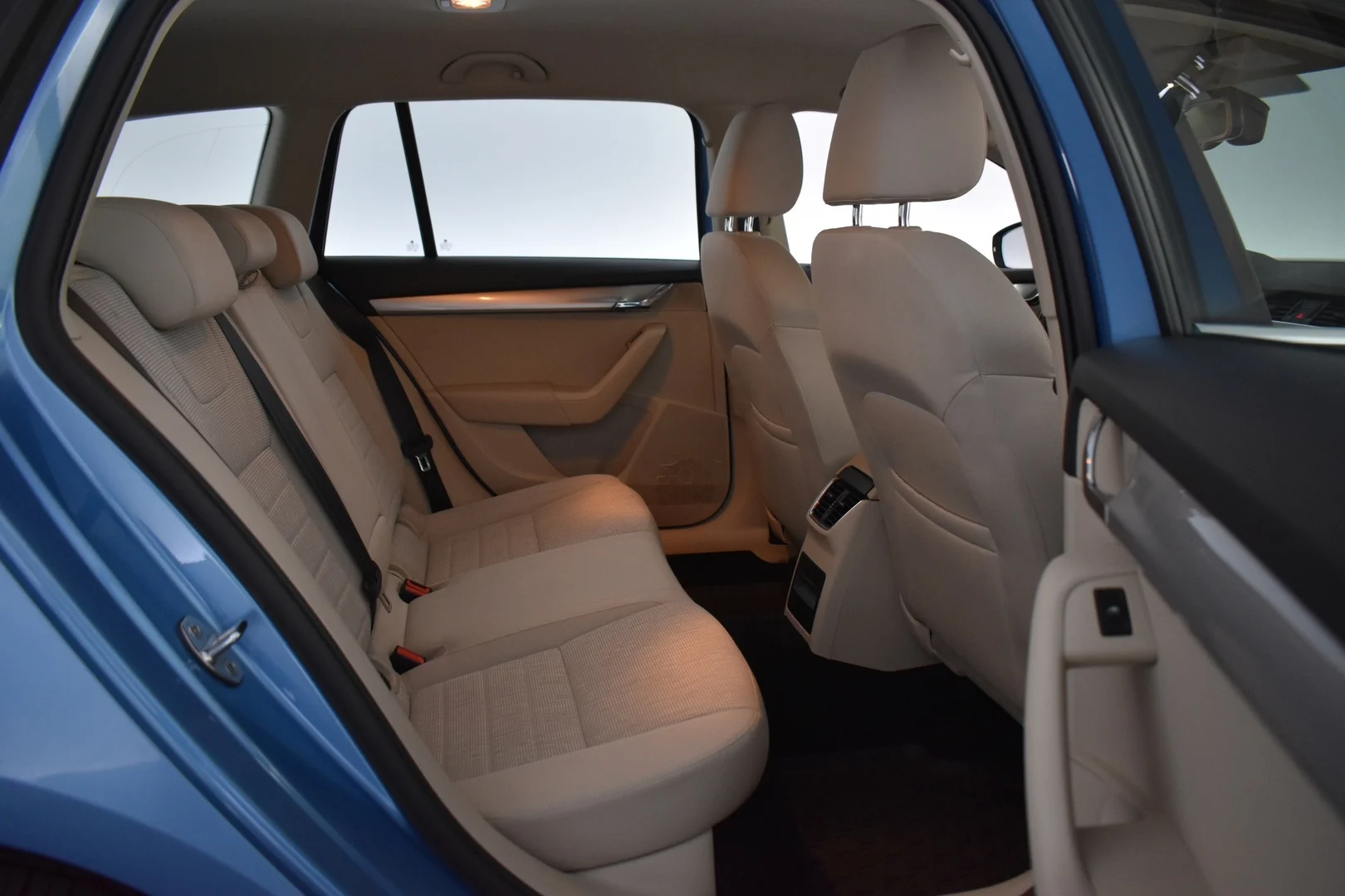 Car Image - 1YcPP6LFXDmxRB0YGDuGXX