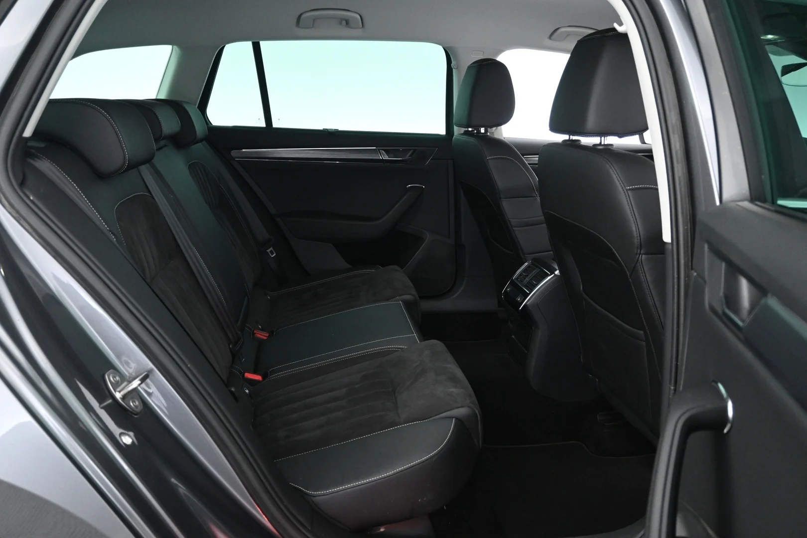 Car Image - VleohPMfyjKwJ2wKS0iys