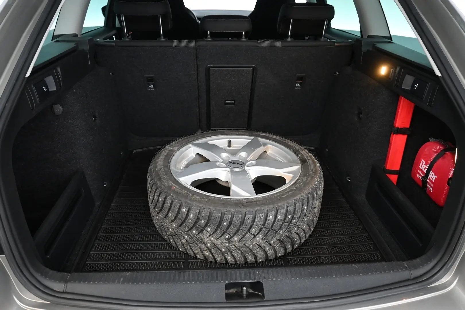Car Image - 3ANJ5cLLxBcb9rQ5gM4xqF