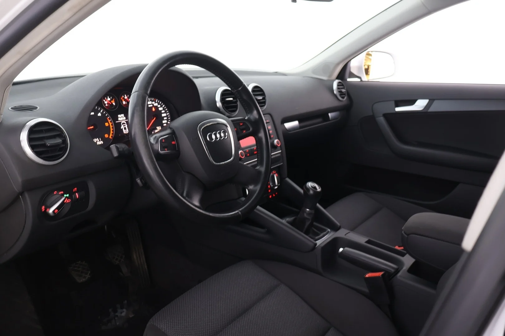 Car Image - NEL7RbseZkIkqJ1uTL9GF