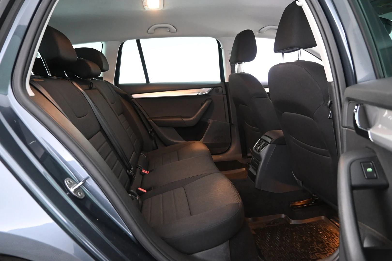 Car Image - 2jeUVmvuR6iexQilU8ESJT