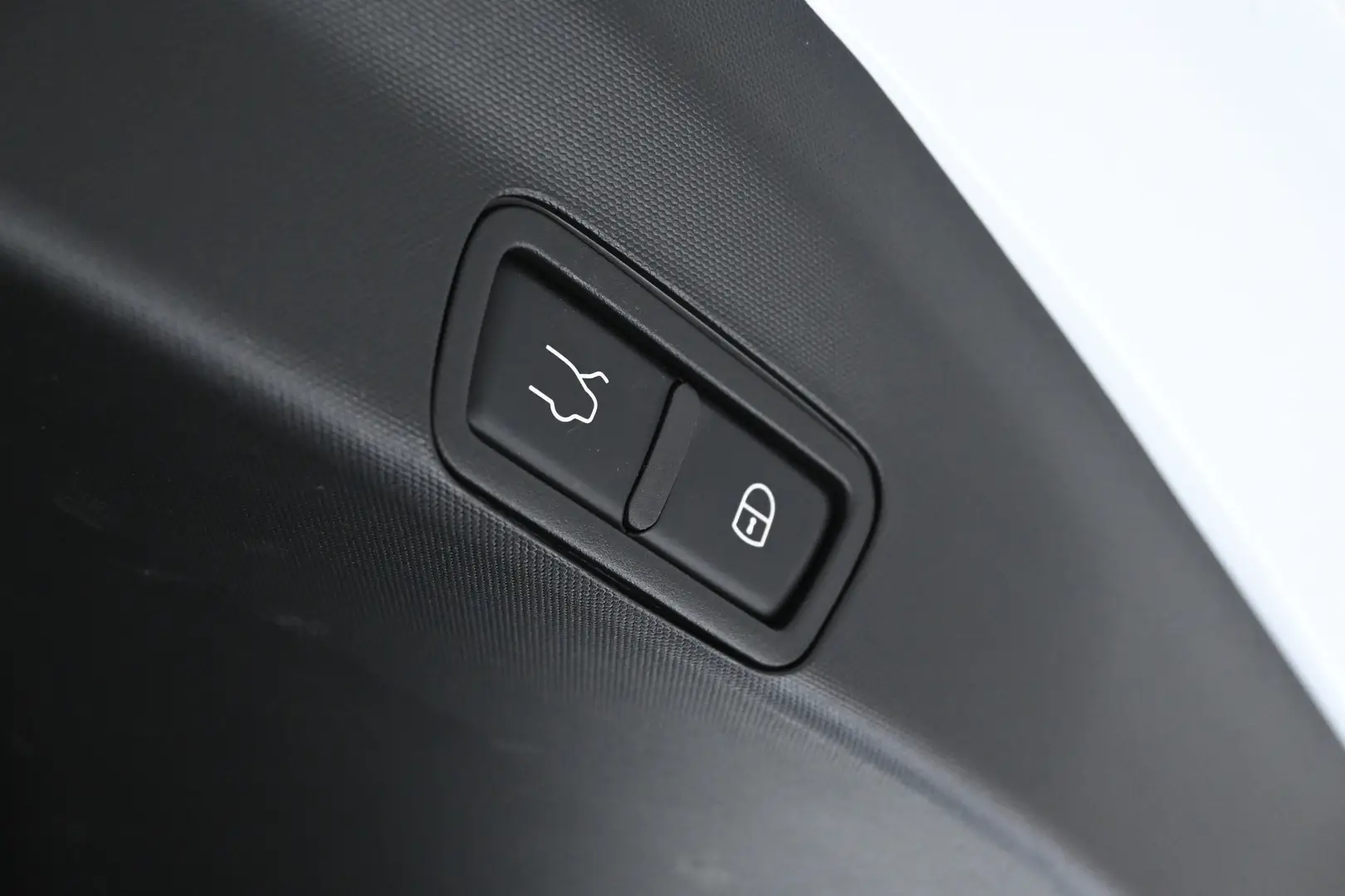 Car Image - 4Ge4Ri8XGkDMDgJoeSroFw