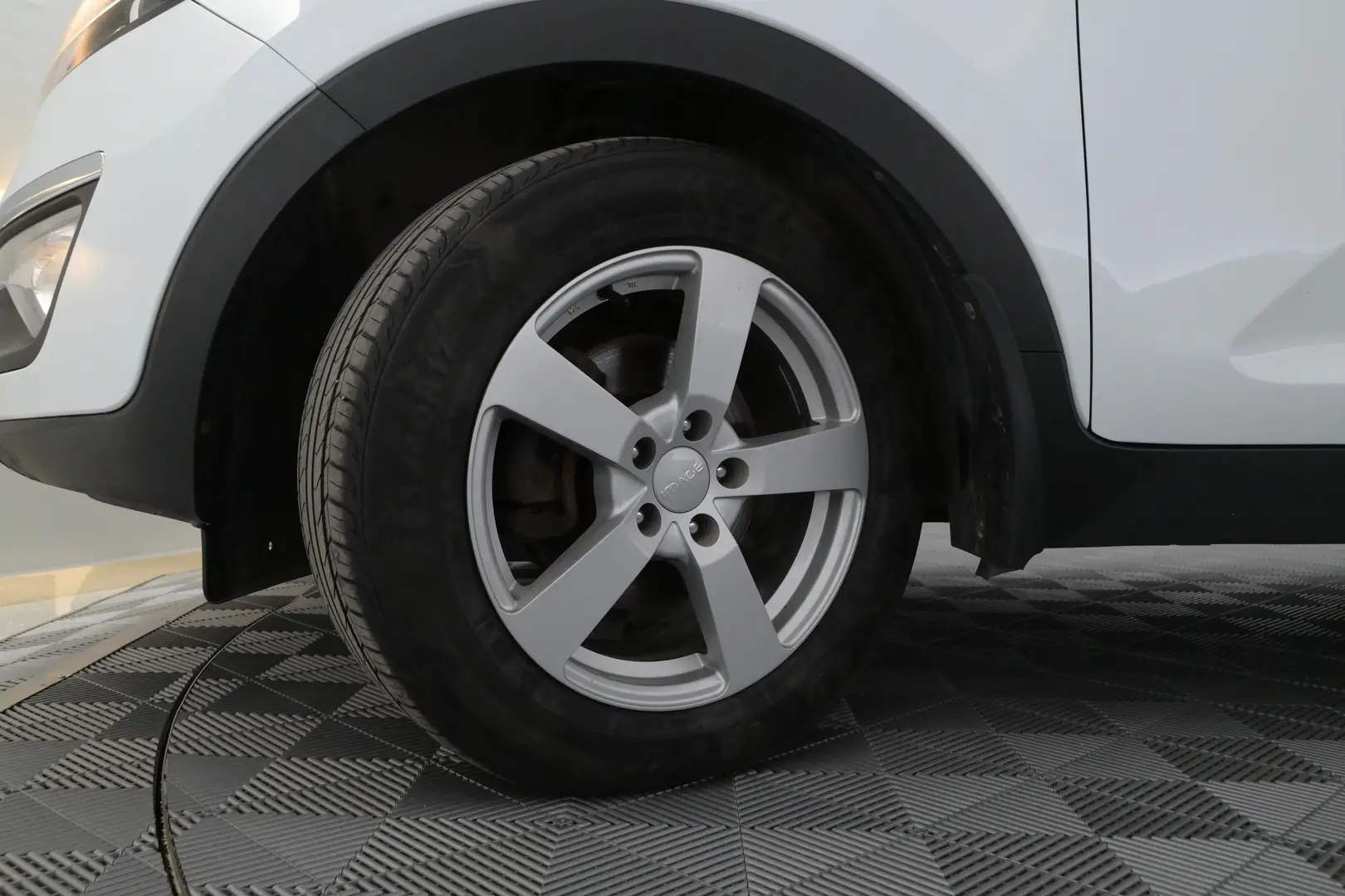 Car Image - 6kdzzMxn3uIjdyONSZlbzY