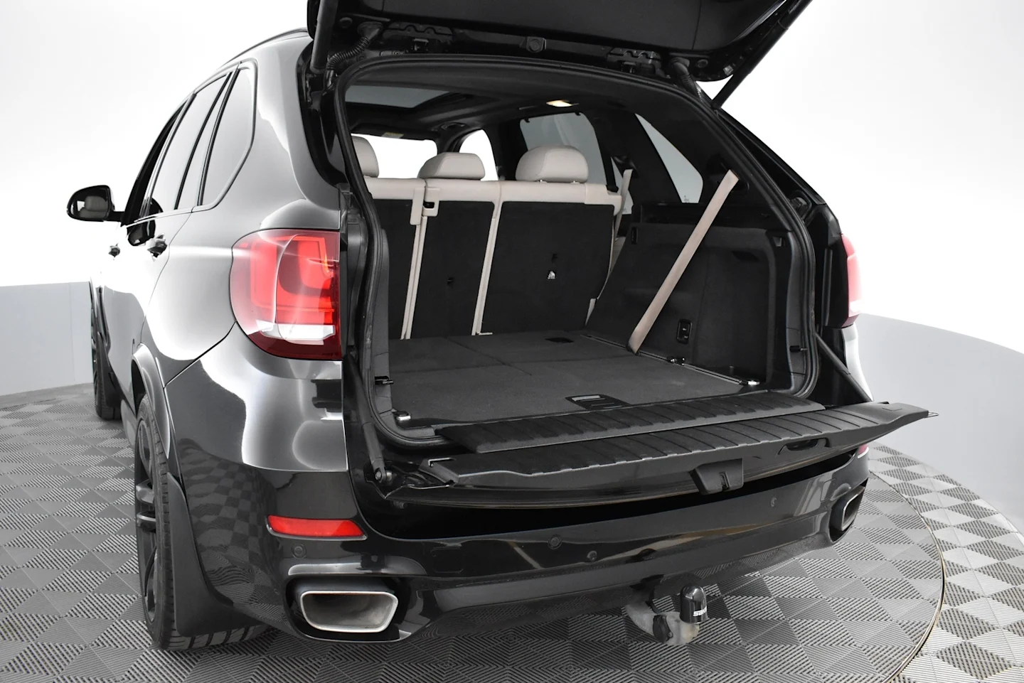 Car Image - 1Rrzv3BNPUTOUasM9SXhL5