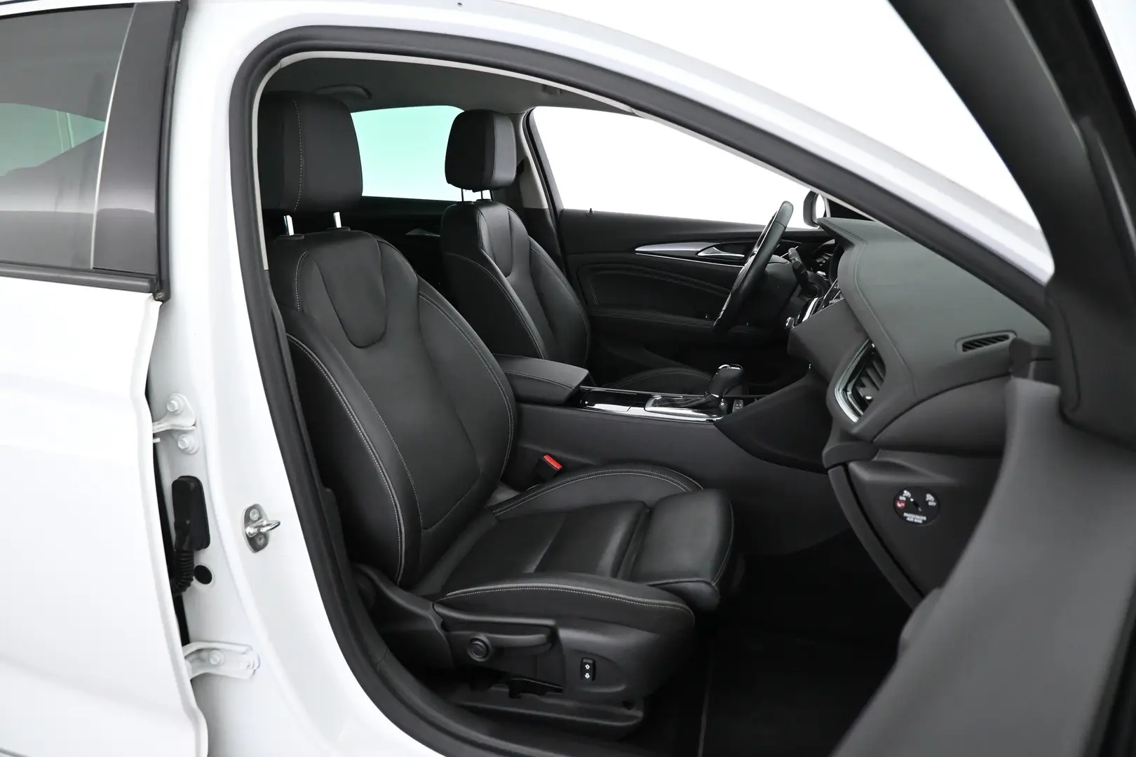 Car Image - 6MJZPX6hYf1m4eT5D9czAu