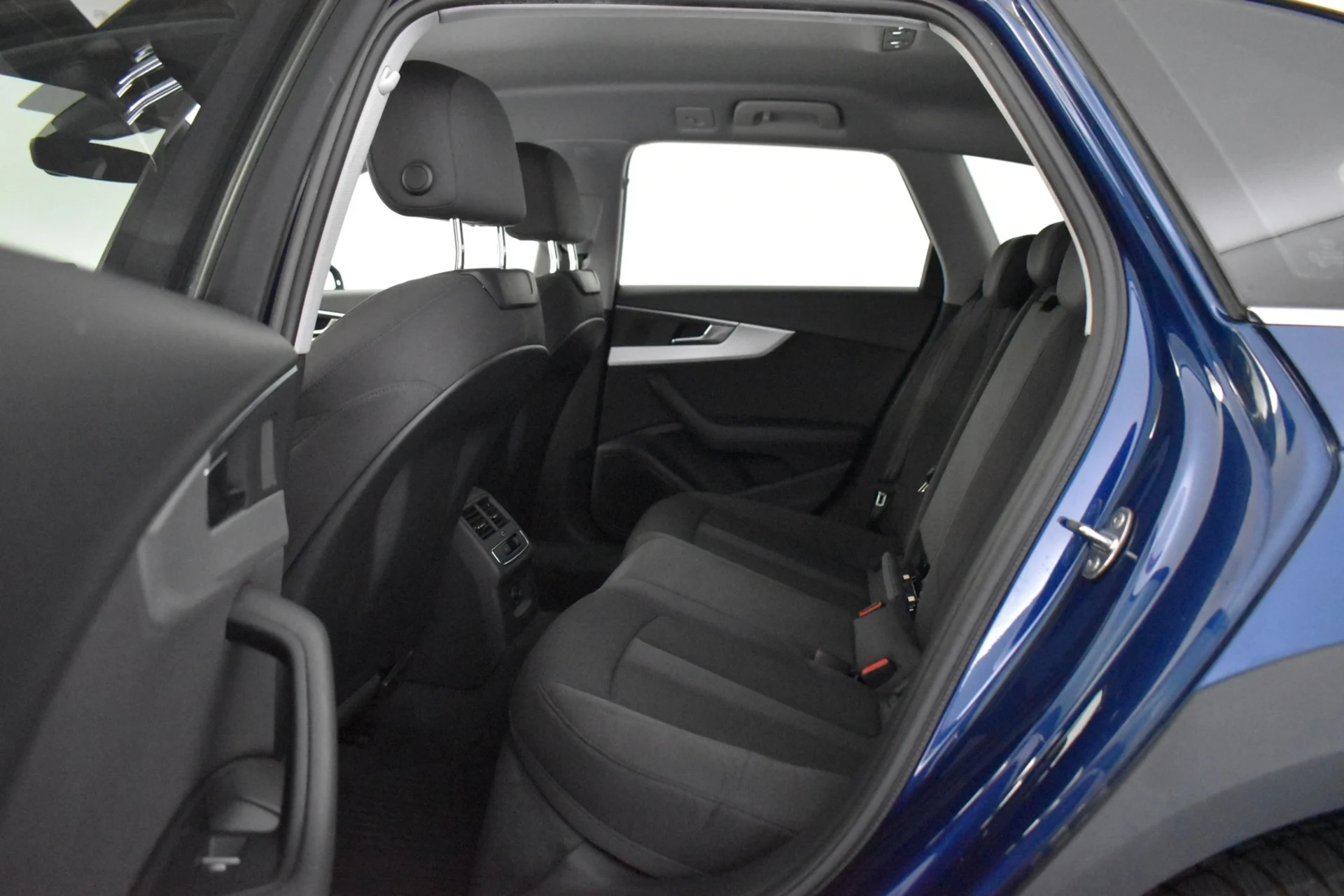 Car Image - 37bQNpfaFR9haYB18w31TM