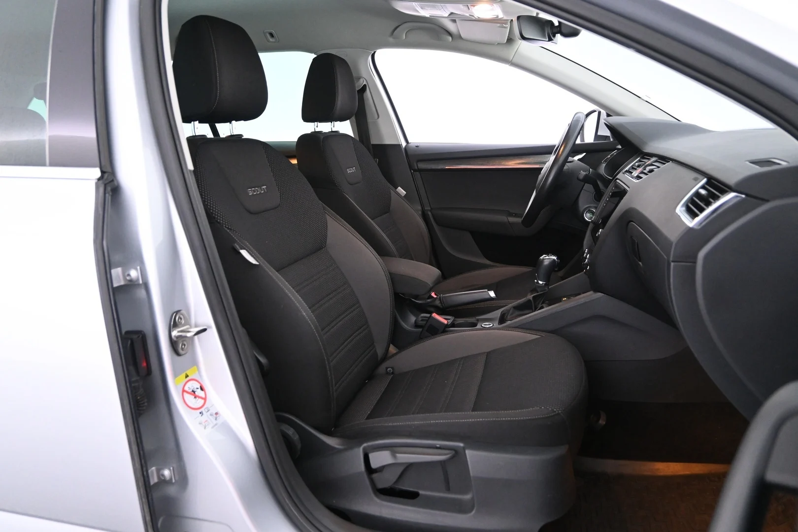 Car Image - 2EAXY62BmJhih89aCnbWM8