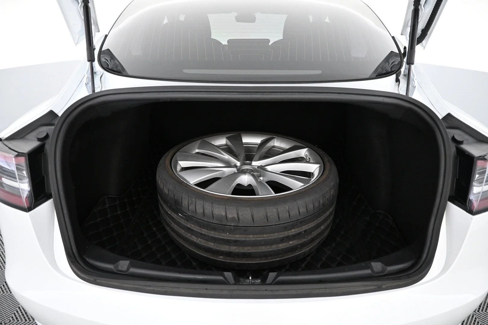 Car Image - eecBR8BOtYA1XN5zdm52q