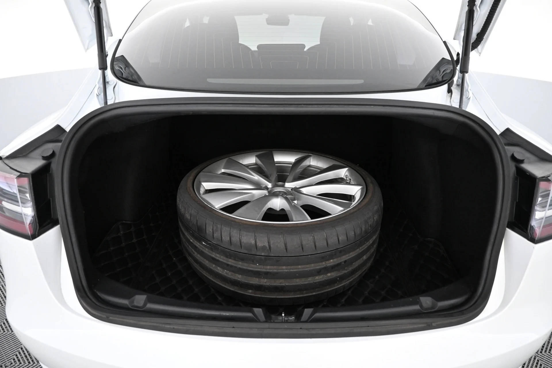 Car Image - eecBR8BOtYA1XN5zdm52q