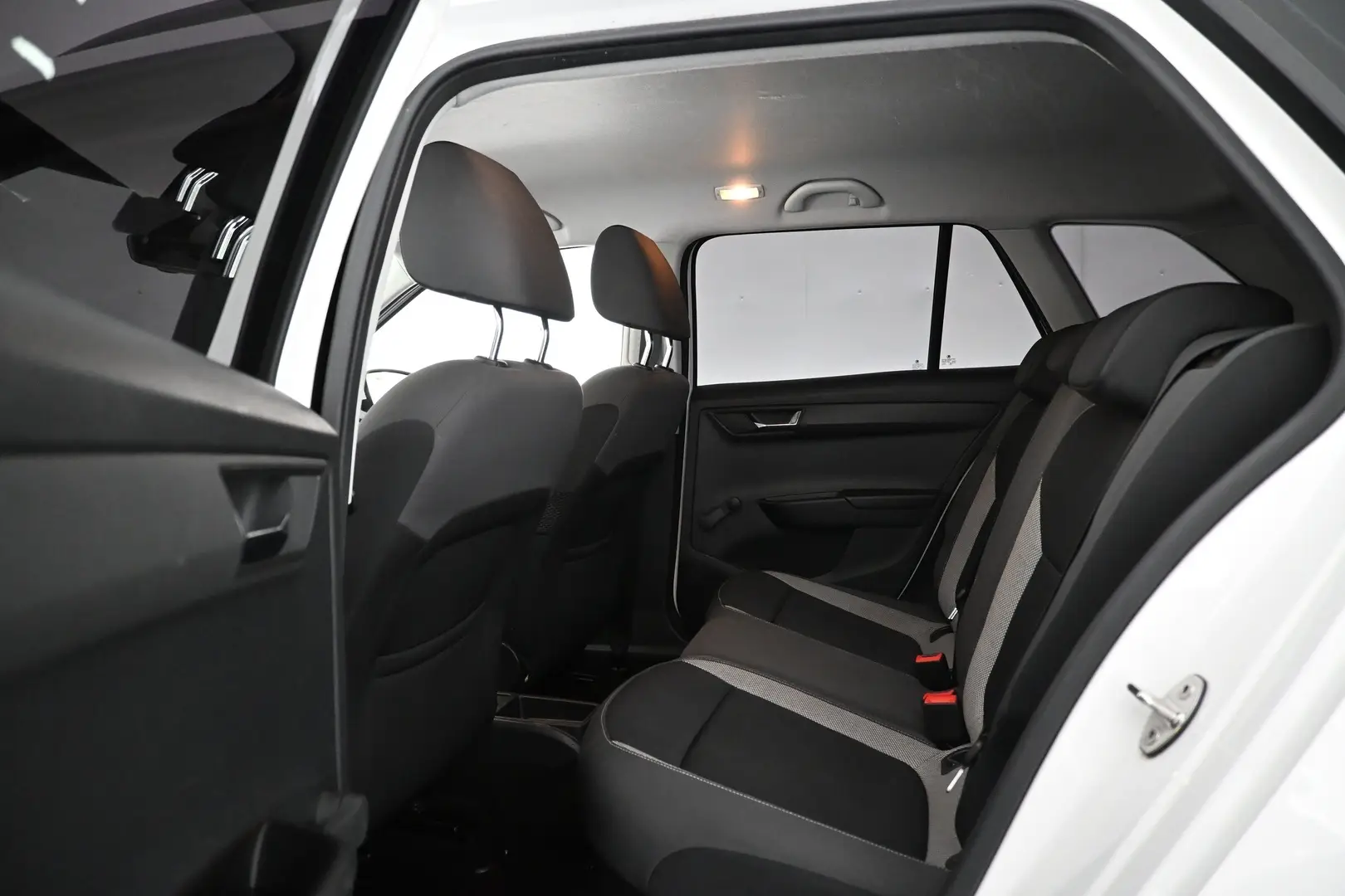 Car Image - 4uIGPJ7GUXjQOdWlKesXcy