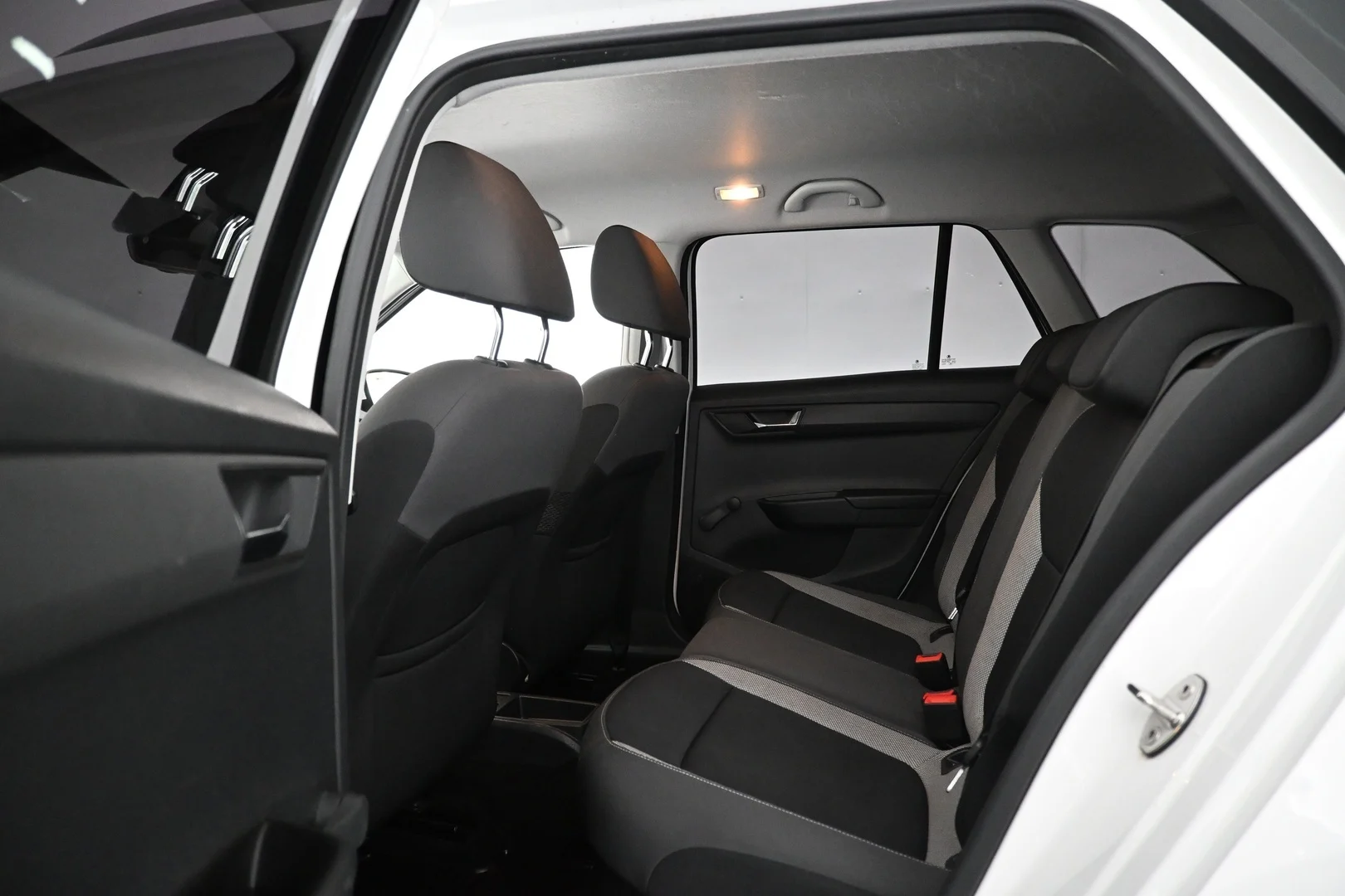 Car Image - 4uIGPJ7GUXjQOdWlKesXcy