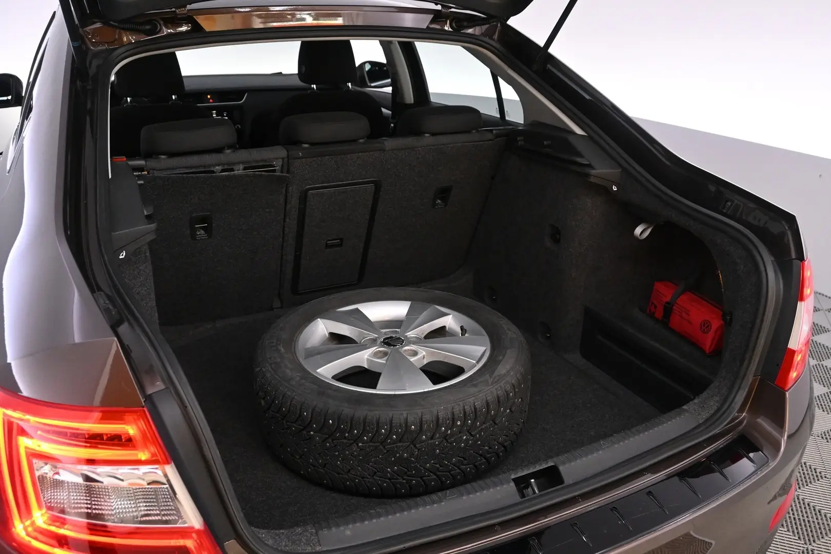 Car Image - cxsyamBhtsBNUxigIHbvd