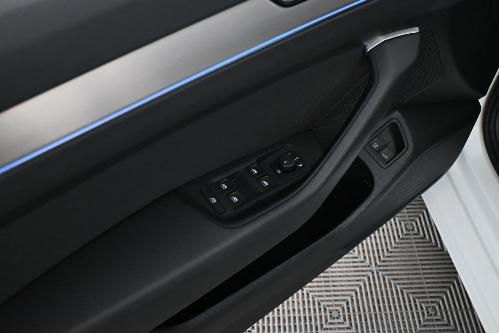 Car Image - 2j3RH7YQNbiyu4W6Z30362