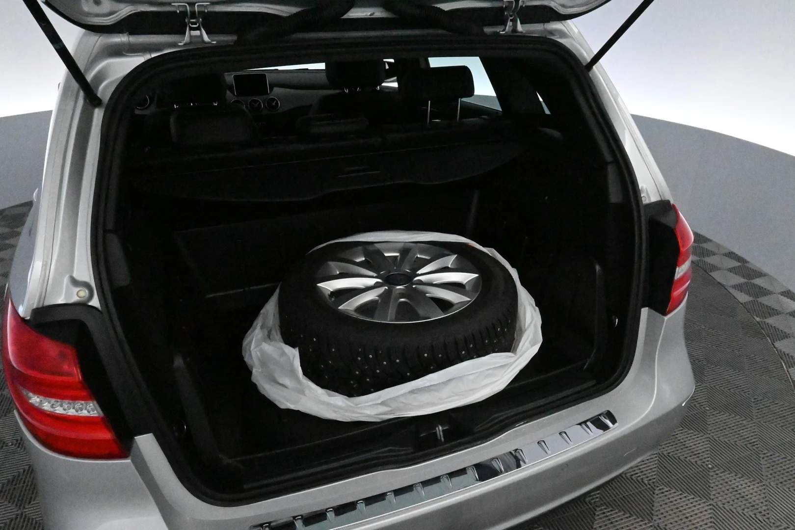 Car Image - 101yZpf2KpEGh7uISWLT2I