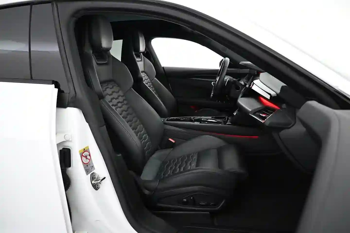 Car Image - 1dnZDa7Gf26mg8YeYR7d3u