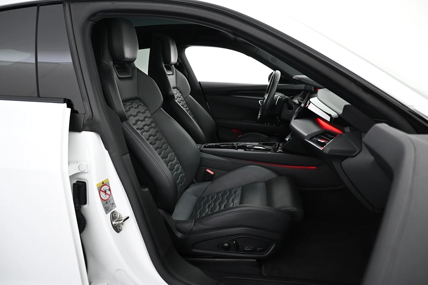 Car Image - 1dnZDa7Gf26mg8YeYR7d3u
