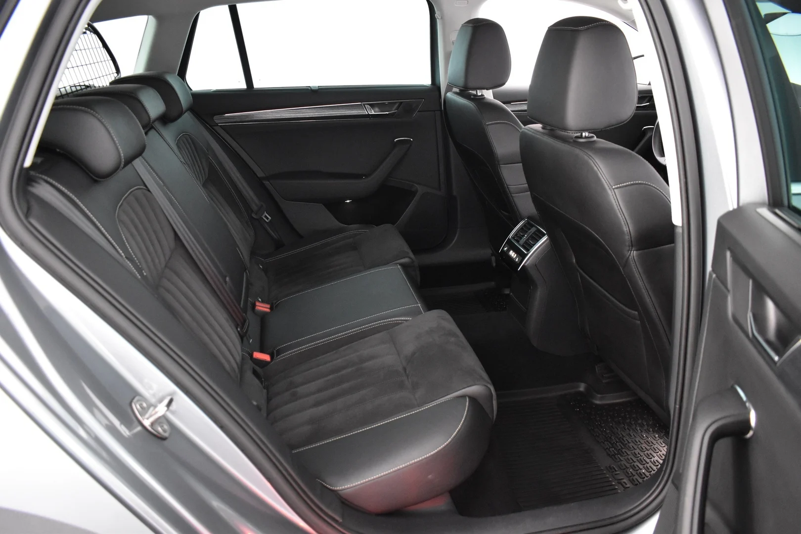 Car Image - 7bHota7z4XTzDlTAPaevRL