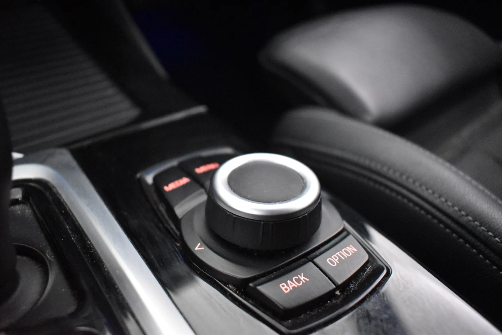Car Image - 4j7Z54j4EcMk0l6JY7LTFq