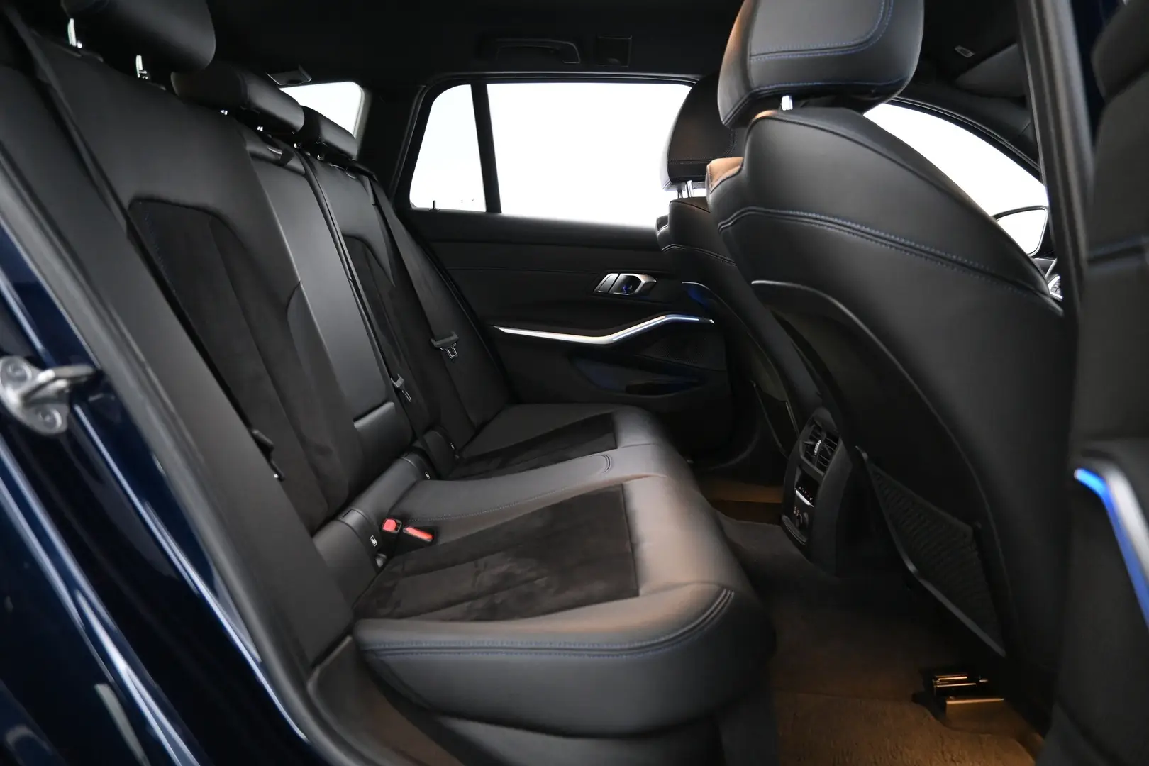 Car Image - 7b3zn3E0RXItEONkwFPrjv