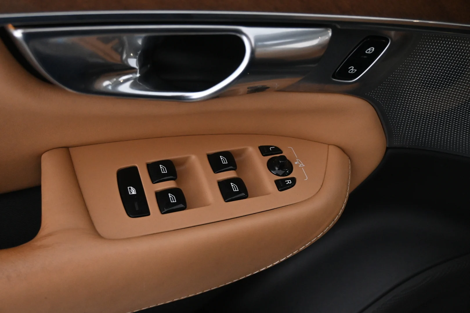 Car Image - 7iZ8vvXkAeZa6lKVkrMEUm