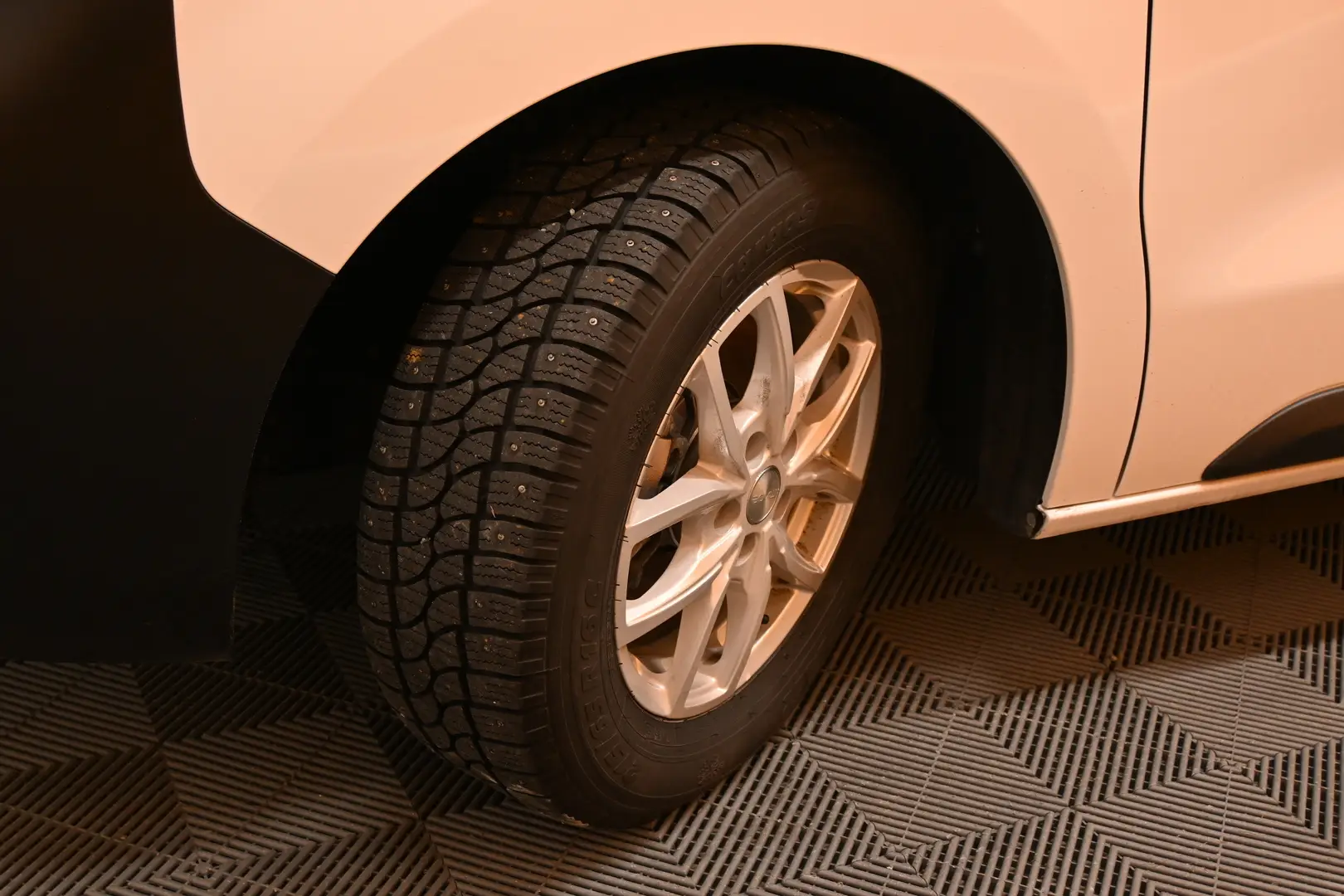 Car Image - 7VWu49Ki36NydwF6YclfS