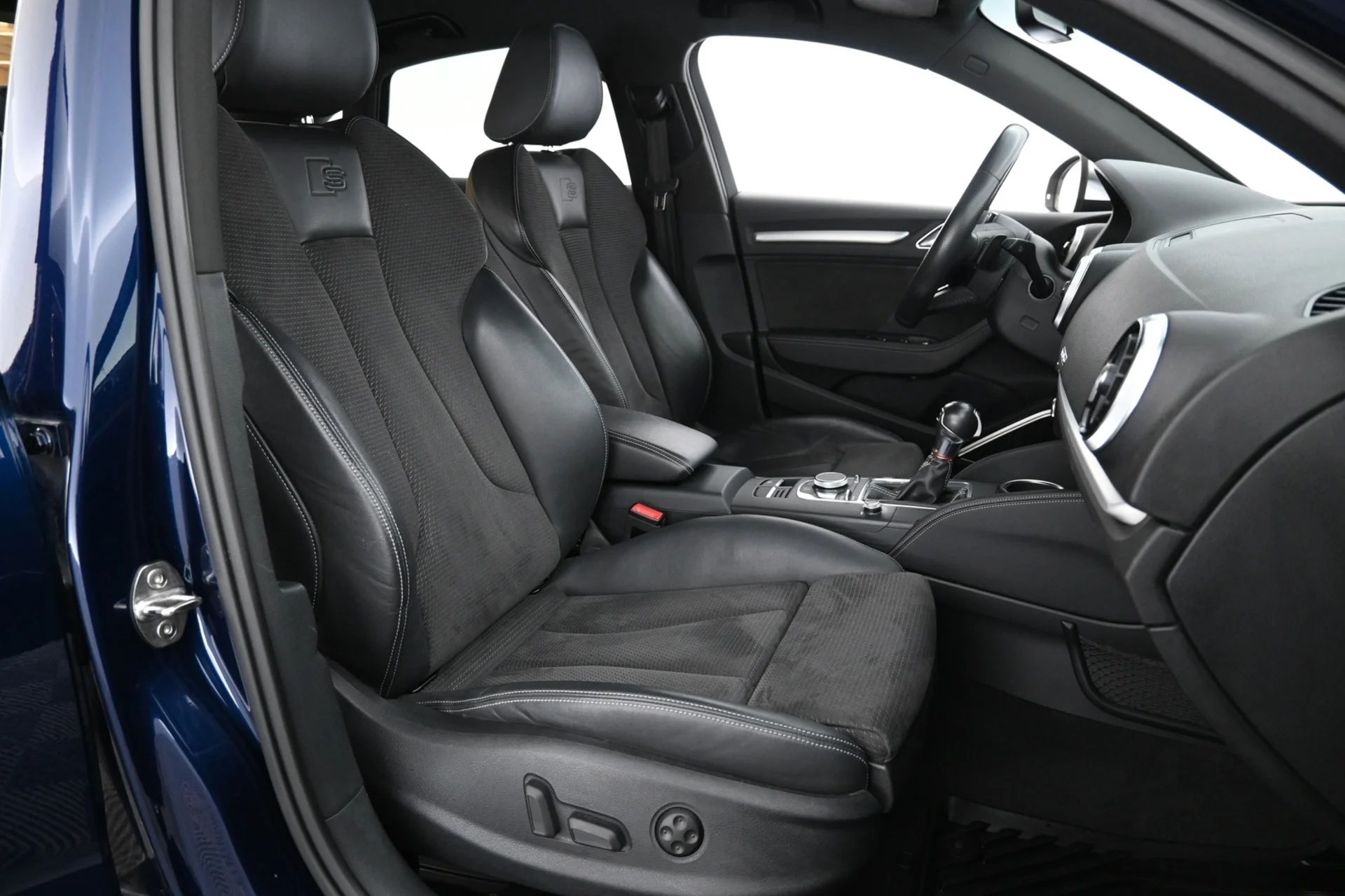 Car Image - 8kDFMep7B0TqoZaKa56U7